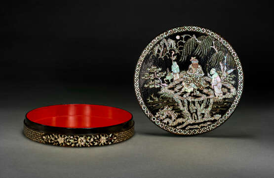 A MOTHER-OF-PEARL-INLAID CIRCULAR BOX AND COVER - фото 3