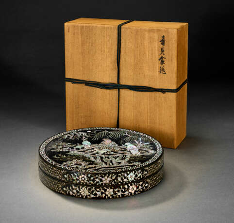 A MOTHER-OF-PEARL-INLAID CIRCULAR BOX AND COVER - фото 4