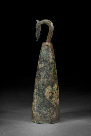 A RARE INSCRIBED BRONZE BELL WITH DRAGON-HEADED CLAPPER - Foto 1