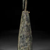 A RARE INSCRIBED BRONZE BELL WITH DRAGON-HEADED CLAPPER - Foto 2
