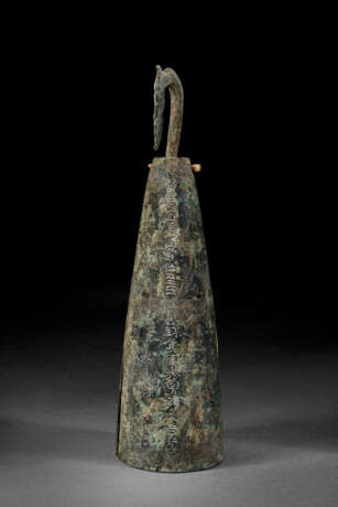 A RARE INSCRIBED BRONZE BELL WITH DRAGON-HEADED CLAPPER - фото 2