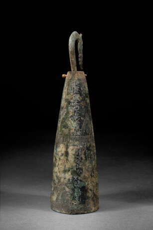 A RARE INSCRIBED BRONZE BELL WITH DRAGON-HEADED CLAPPER - фото 4