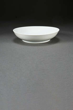 A WHITE-GLAZED DISH - photo 2