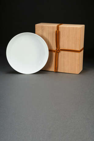 A WHITE-GLAZED DISH - фото 4