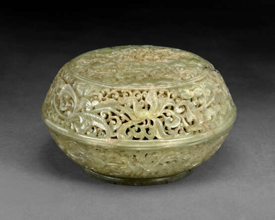A WELL-CARVED PALE GREY-GREEN JADE RETICULATED PARFUMIER AND COVER - фото 1