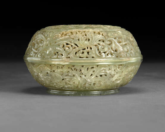 A WELL-CARVED PALE GREY-GREEN JADE RETICULATED PARFUMIER AND COVER - photo 2