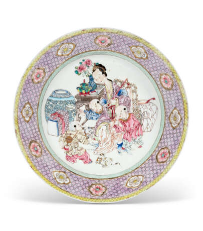 A FAMILLE ROSE `EGGSHELL` RUBY-BACK `LADY AND CHILDREN` DISH - фото 1