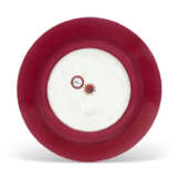A FAMILLE ROSE `EGGSHELL` RUBY-BACK `LADY AND CHILDREN` DISH - Foto 2