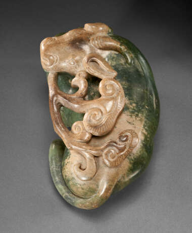 A LARGE SPINACH-GREEN AND OPAQUE MILKY BROWN JADE FIGURE OF MYTHICAL BEAST - Foto 3