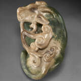 A LARGE SPINACH-GREEN AND OPAQUE MILKY BROWN JADE FIGURE OF MYTHICAL BEAST - Foto 3