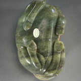 A LARGE SPINACH-GREEN AND OPAQUE MILKY BROWN JADE FIGURE OF MYTHICAL BEAST - Foto 4