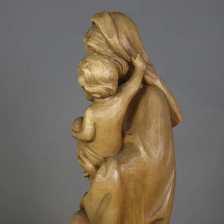 Holzfigur Madonna mit Kind - 20. Jahrhundert, Lindenholz, vo… - фото 7