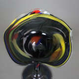 Fußvase - 20. Jh., farbloses Glas mit Farbeinschmelzungen, a… - фото 2