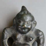 Schutzgottheit (?)- Bronze, männliche Figur in Standpose mit… - фото 2
