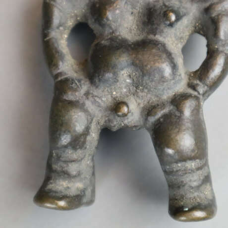 Schutzgottheit (?)- Bronze, männliche Figur in Standpose mit… - фото 3