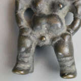 Schutzgottheit (?)- Bronze, männliche Figur in Standpose mit… - фото 3