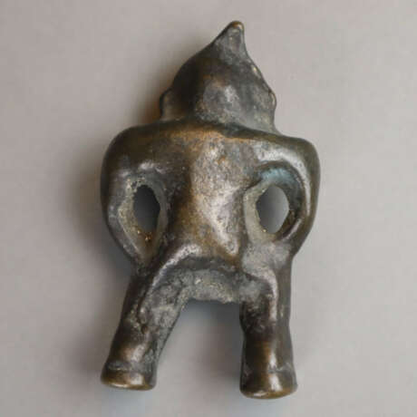 Schutzgottheit (?)- Bronze, männliche Figur in Standpose mit… - фото 4