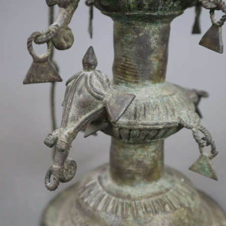 Hohe Öllampe - Indien, Bastar-Region, Bronze mit Alterspatin… - photo 7