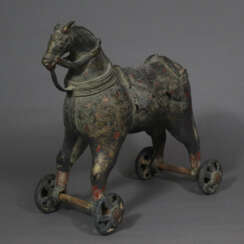 Pferd auf Rollen aus Bronze - Indien ca. 19. Jh., gesattelte…