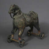 Pferd auf Rollen aus Bronze - Indien ca. 19. Jh., gesattelte… - фото 1
