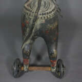 Pferd auf Rollen aus Bronze - Indien ca. 19. Jh., gesattelte… - фото 10