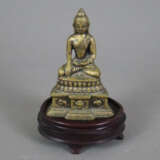Buddha Shakyamuni - Indien, Gelbbronze, auf gestuftem mit El… - photo 1