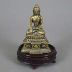 Buddha Shakyamuni - Indien, Gelbbronze, auf gestuftem mit El…
