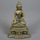 Buddha Shakyamuni - Indien, Gelbbronze, auf gestuftem mit El… - фото 2