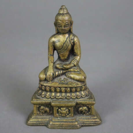 Buddha Shakyamuni - Indien, Gelbbronze, auf gestuftem mit El… - фото 2