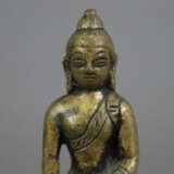 Buddha Shakyamuni - Indien, Gelbbronze, auf gestuftem mit El… - Foto 3