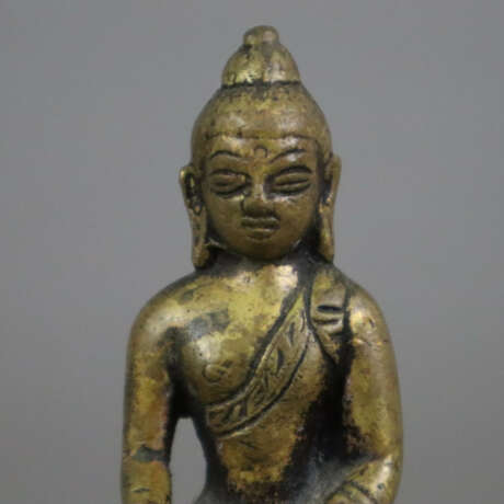 Buddha Shakyamuni - Indien, Gelbbronze, auf gestuftem mit El… - photo 3