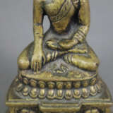 Buddha Shakyamuni - Indien, Gelbbronze, auf gestuftem mit El… - photo 4