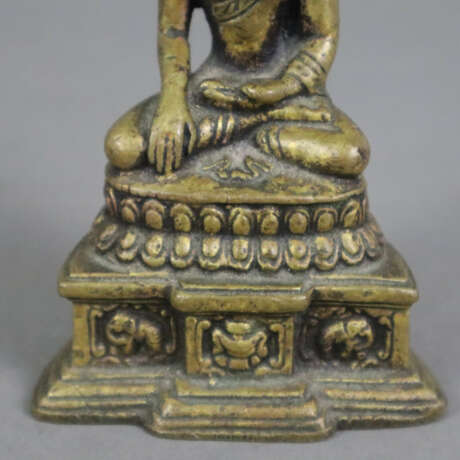 Buddha Shakyamuni - Indien, Gelbbronze, auf gestuftem mit El… - фото 5