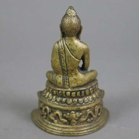 Buddha Shakyamuni - Indien, Gelbbronze, auf gestuftem mit El… - photo 7