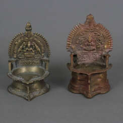 Zwei Diya-Öllampen - Indien, vor 1900, Bronzelegierung, in t…