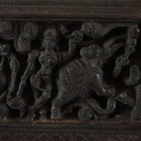 Göttin Lakshmi mit Elefanten und Fabelwesen - Holzrelief, In… - фото 3