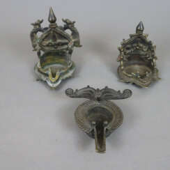 Drei Diya-Öllampen - Indien, vor 1900, Bronzelegierung, flac…