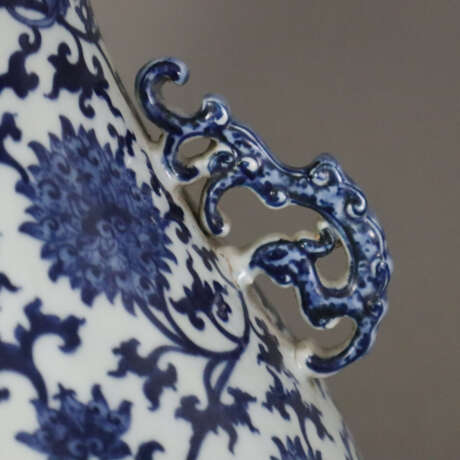 Schwere Porzellanvase mit Phönix-Handhaben - China, späte Qi… - фото 6