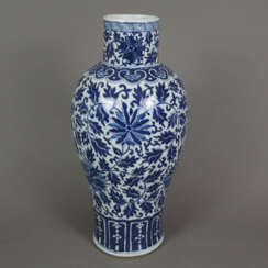 Blau-weiße Balustervase - China, späte Qing-Dynastie, Porzel…