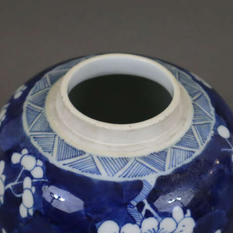 Blau-weißer Schultertopf - China, Porzellan, flächendeckende… - фото 2