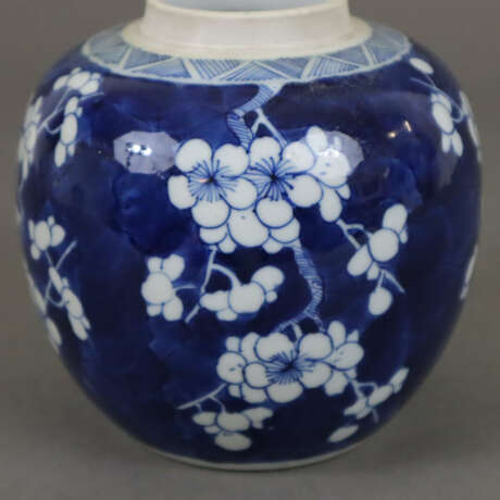 Blau-weißer Schultertopf - China, Porzellan, flächendeckende… - фото 4