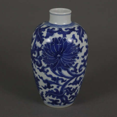 Blauweiß-Balustervase - China, leicht ovoid geformte Baluste… - photo 1