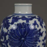Blauweiß-Balustervase - China, leicht ovoid geformte Baluste… - фото 3