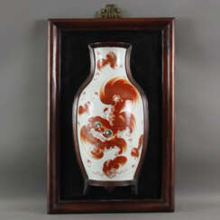 Wanddekoration mit Vase - China, halbe Porzellanvase in Holz…