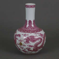 Drachenvase - China, Porzellan, „Tian qiu ping"-Form mit lei…