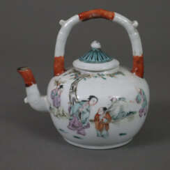 Teekännchen - China, nach 1900, Porzellan, gedrückte Kugelwa…