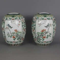 Ein Paar Famille verte -Vasen - China, flächendeckender Deko…