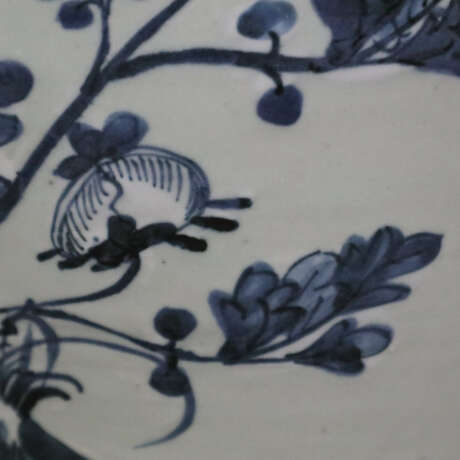 Schultervase mit Deckel - China um 1900, Porzellan, sehr hel… - фото 2