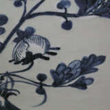 Schultervase mit Deckel - China um 1900, Porzellan, sehr hel… - photo 2