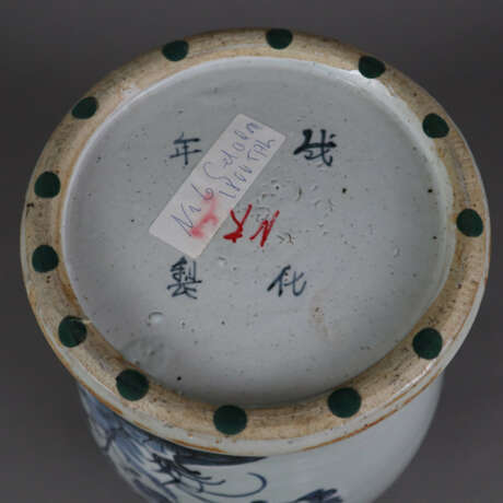 Schultervase mit Deckel - China um 1900, Porzellan, sehr hel… - фото 3